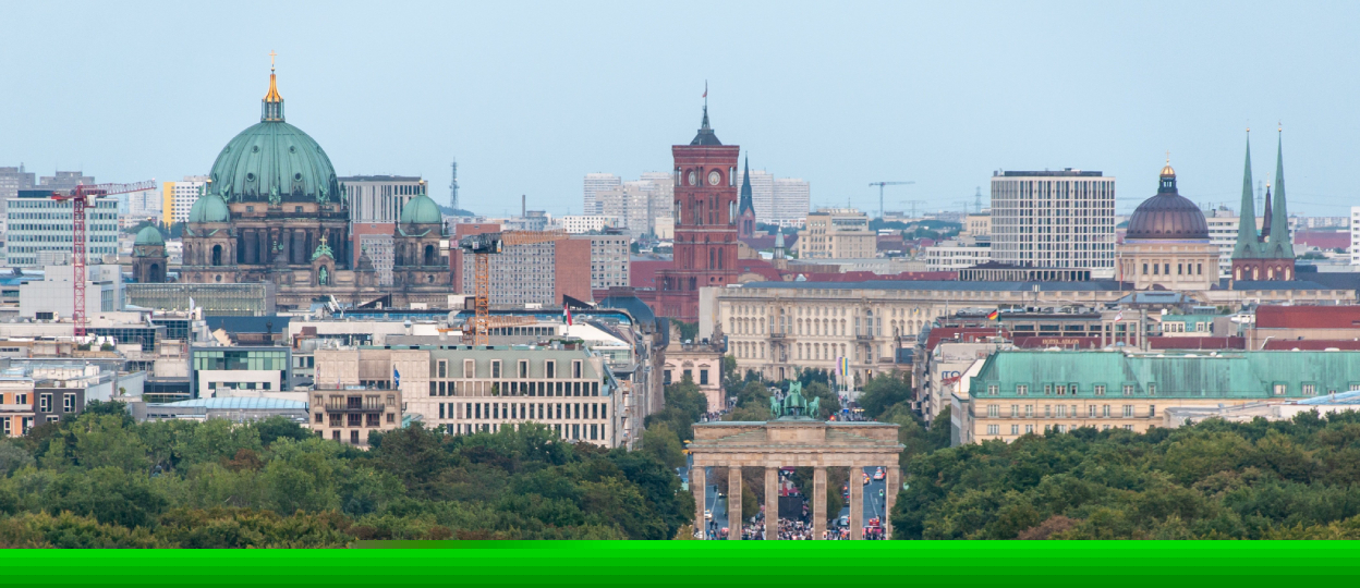 Berlin pogled iz zraka na Berlinsku katedralu i Crvenu gradsku vijećnicu_1248X540