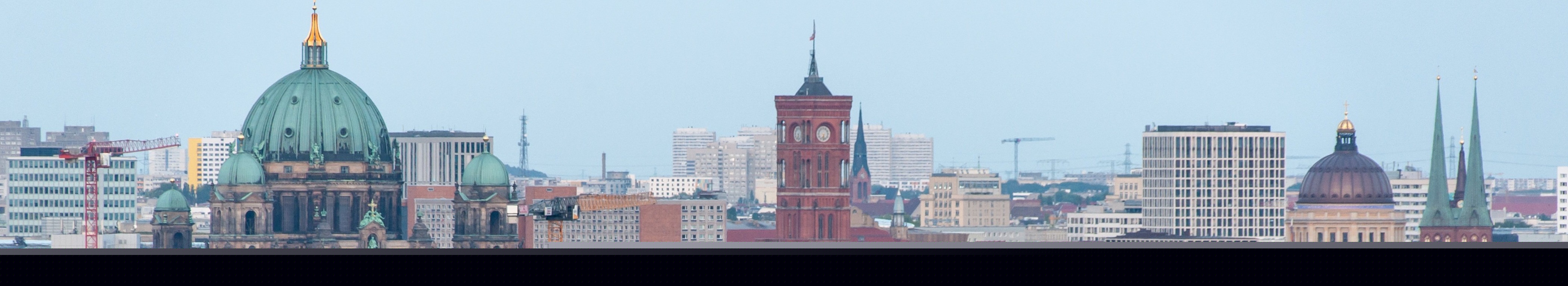 Berlin pogled iz zraka na Berlinsku katedralu i Crvenu gradsku vijećnicu_3840x700