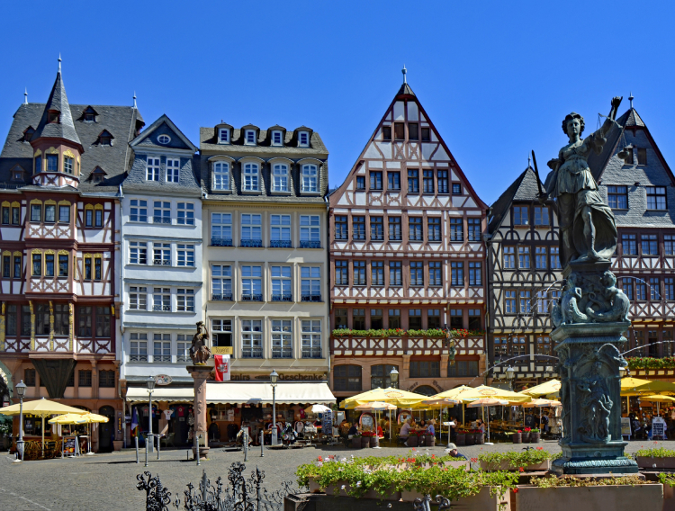 Frankfurt povijesni trg Römerberg_750X568