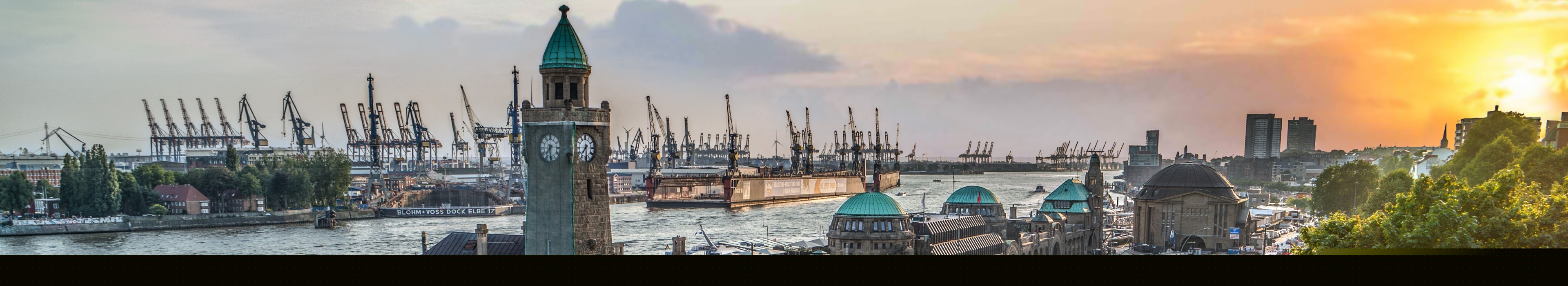 Hamburg pogled na pristanište St. Pauli (Landungsbrücken) u hamburškoj luci_3840X700