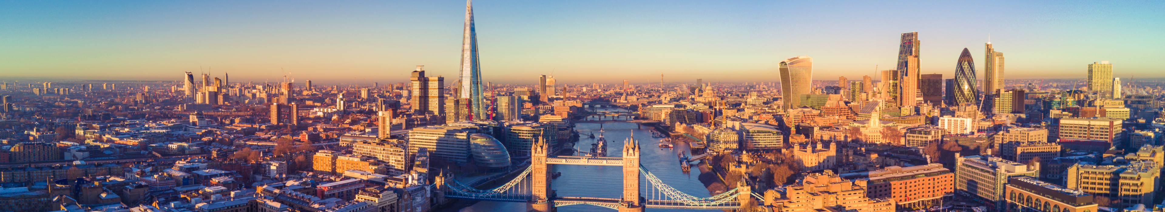 London panoramski pogled grada iz zraka_3840x700