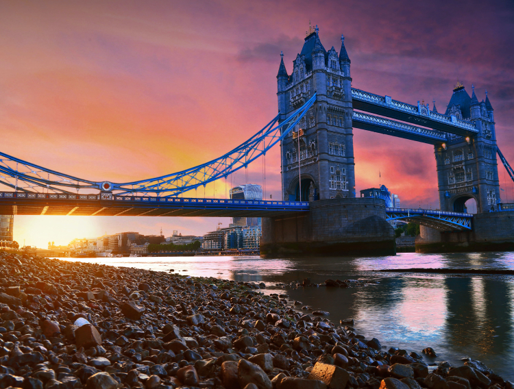 London pogled na Tower Bridge s zalaskom sunca_750x568