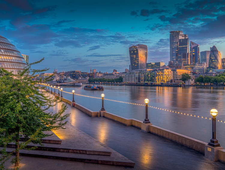 London pogled na nebodere s rijeke Temze_750X568