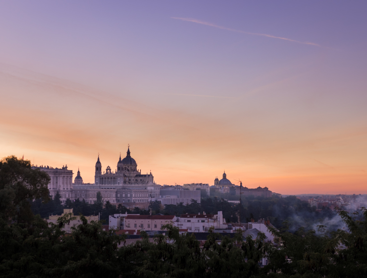 Madrid pogled na katedralu Almudena i kraljevsku palaču u suton_750x568