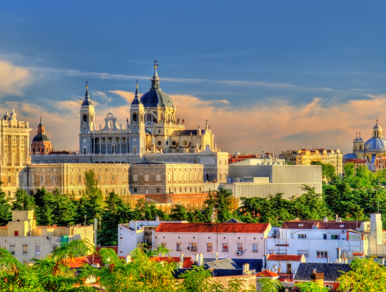 Madrid pogled na katedralu Almudena i kraljevsku palaču_750x568