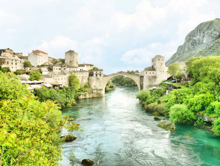 Mostar pogled na Stari most i rijeku Neretvu_750X568