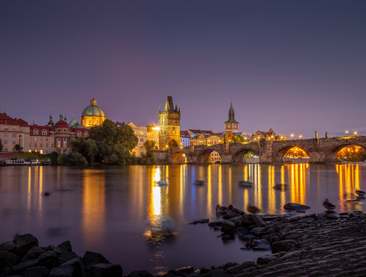 Prag noćni panoramski pogled na Karlov most i rijeku Vltavu_750X568