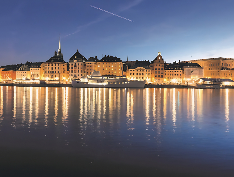 Stockholm jedrenjak af Chapman s pogledom na gradsku panoramu noću_750X568