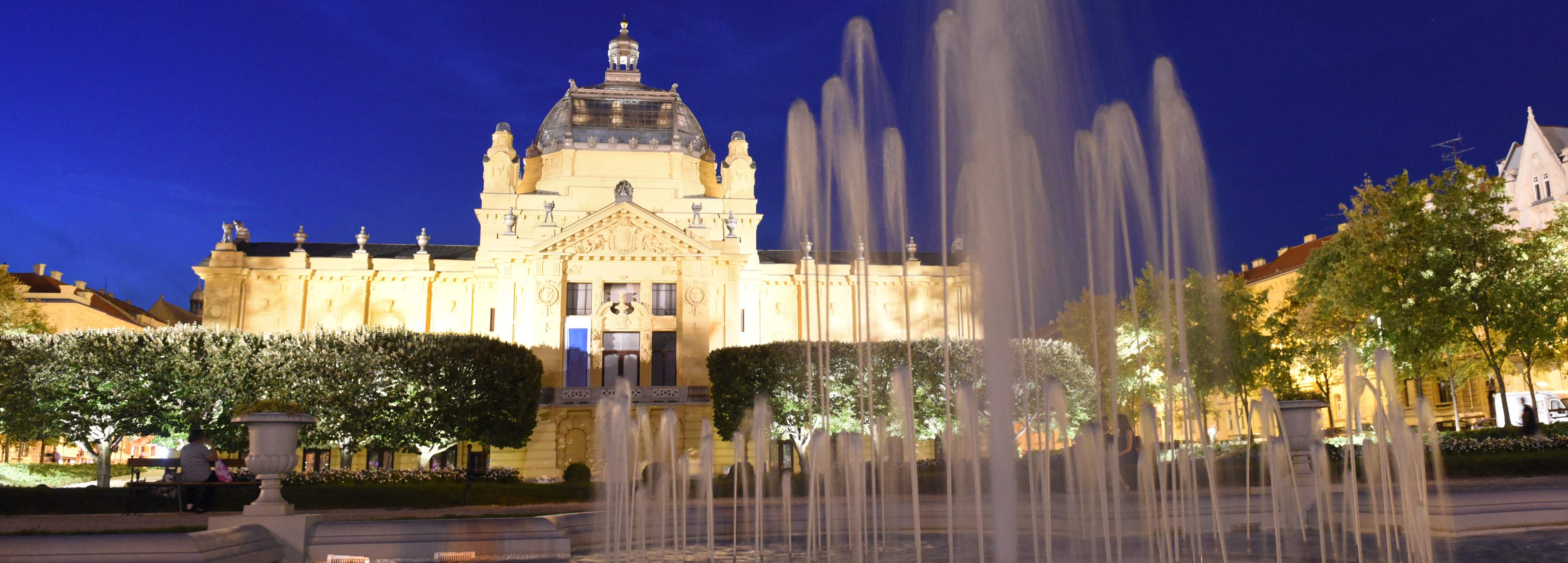 Zagreb_Art pavilion at night_3840x1380