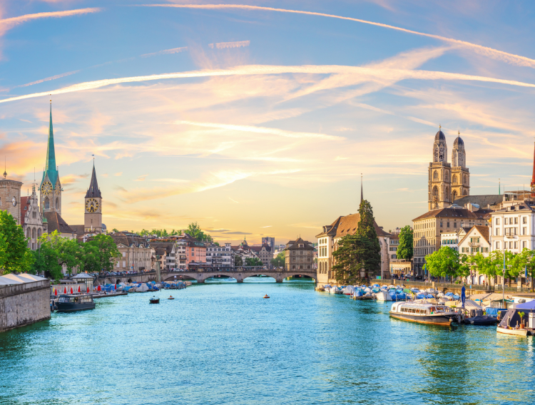Zürich panoramski pogled grada i rijeke Limmat_750x568